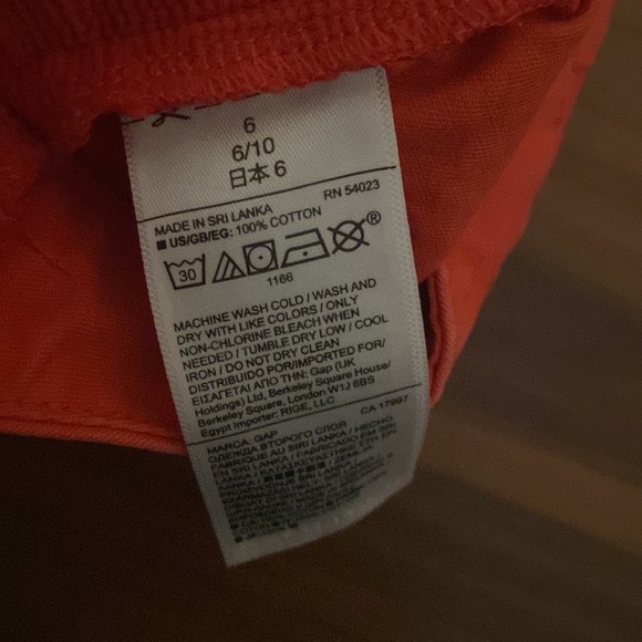 GAP size 6 maternity shorts - Picture 3 of 5